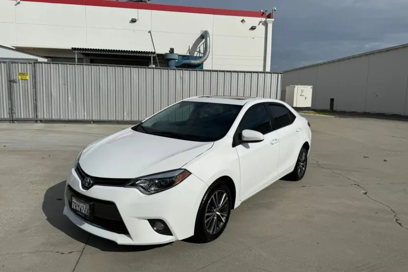 2016 Toyota Corolla LE Plus photo 1