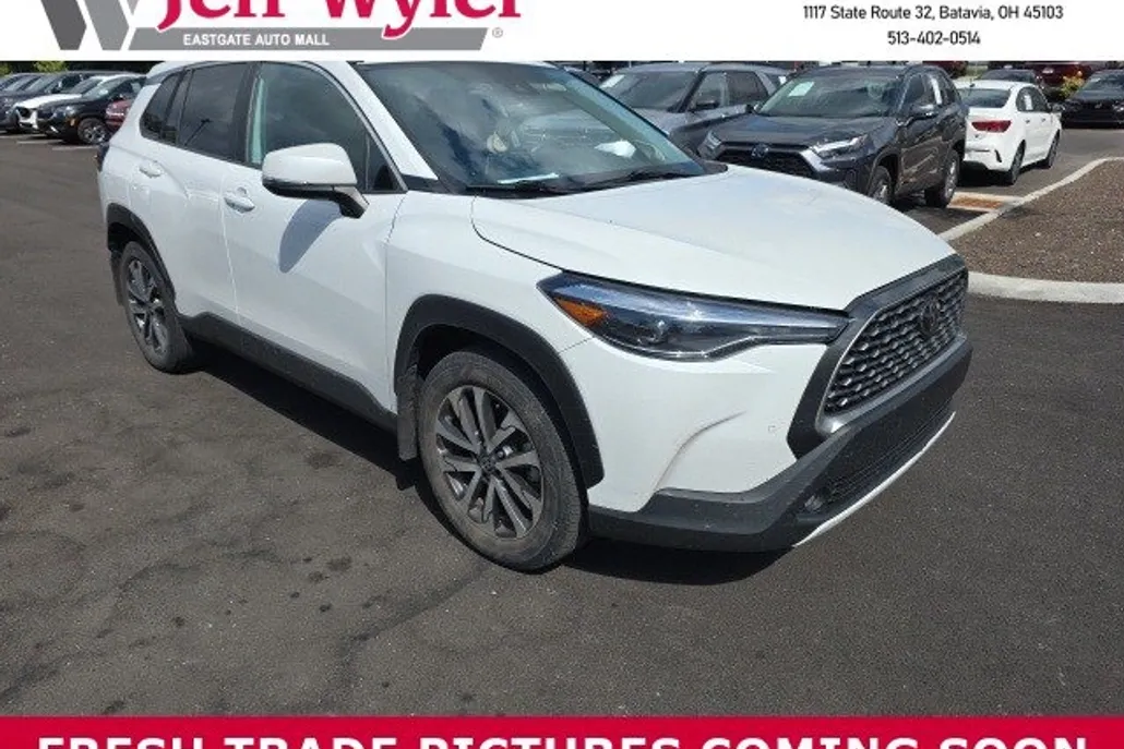 2022 Toyota Corolla Cross XLE photo 1