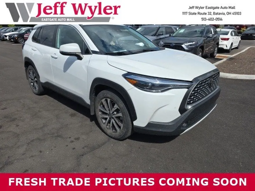 2022 Toyota Corolla Cross XLE photo 1