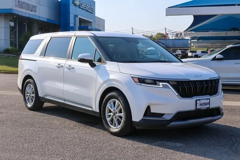 2024 Kia Carnival LX photo 1