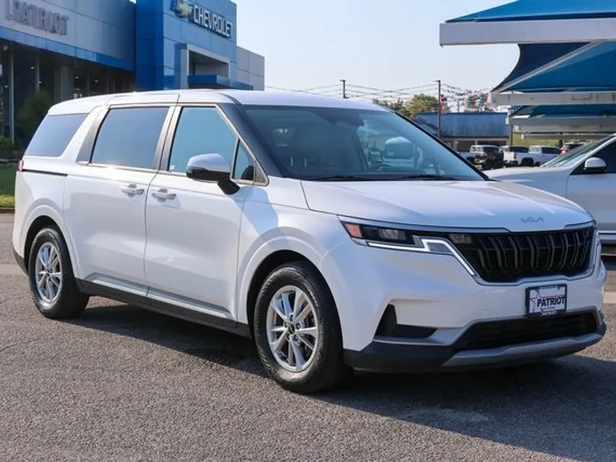 2024 Kia Carnival LX photo 1