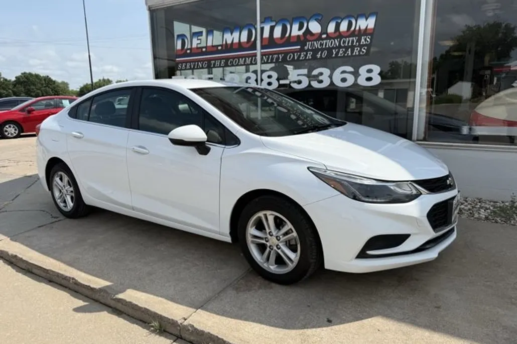 2018 Chevrolet Cruze LT photo 1
