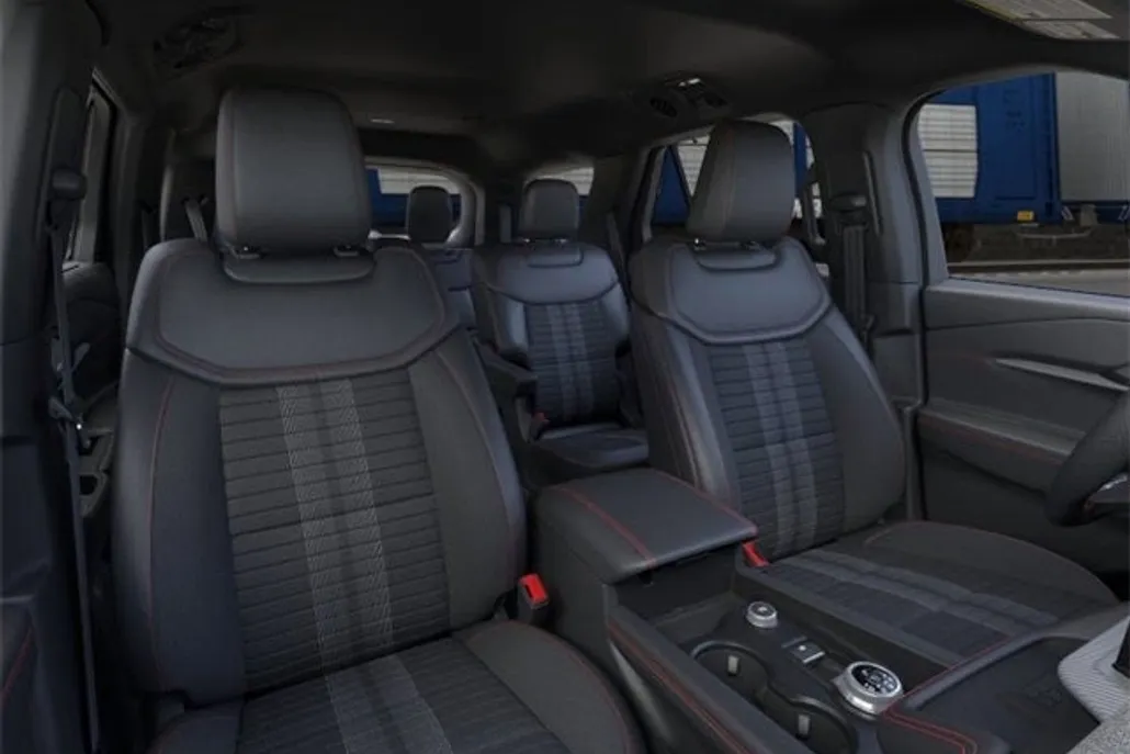 2025 Ford Explorer ST-Line photo 1