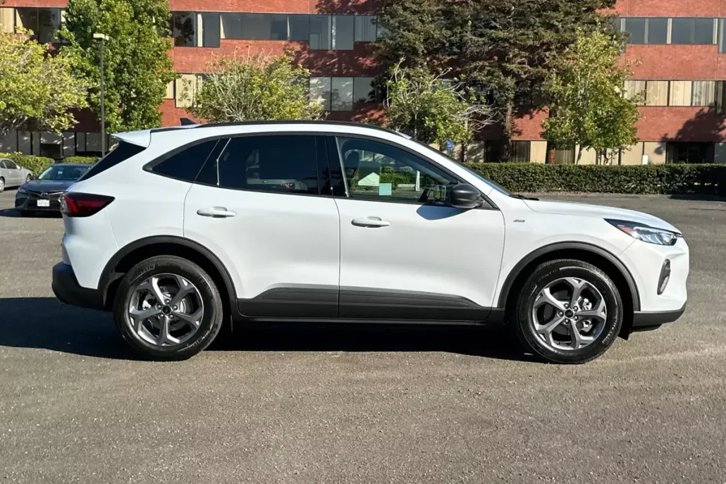 2025 Ford Escape Hybrid ST-Line photo 1