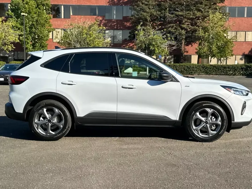 2025 Ford Escape Hybrid ST-Line photo 1