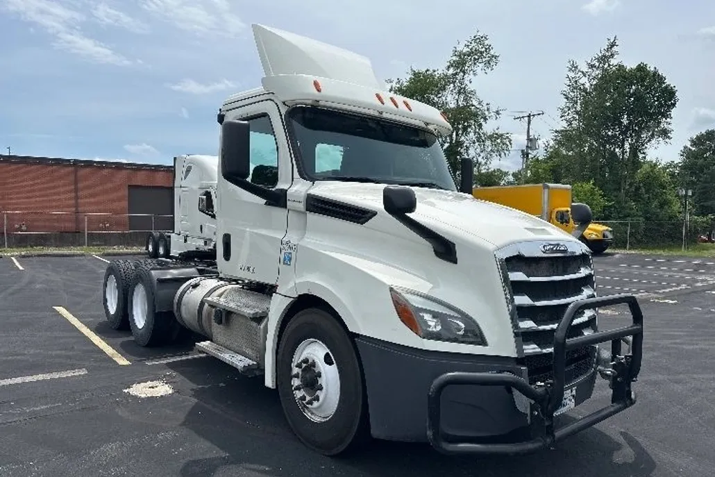 2019 Freightliner Cascadia 126" Day cab photo 1