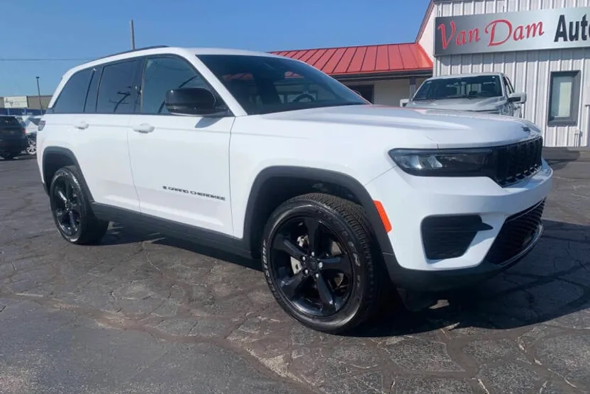 2024 Jeep Grand Cherokee Laredo photo 1