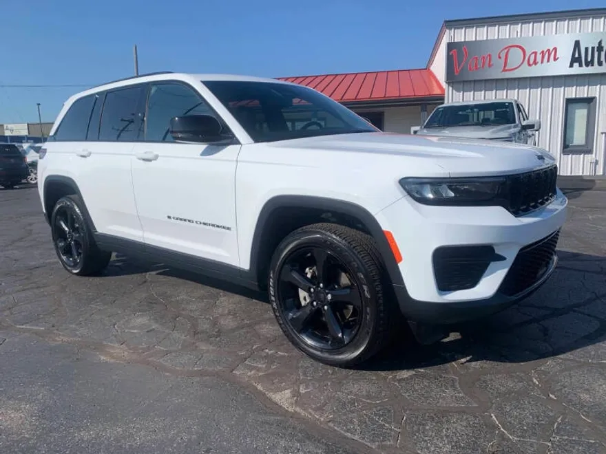 2024 Jeep Grand Cherokee Laredo photo 1