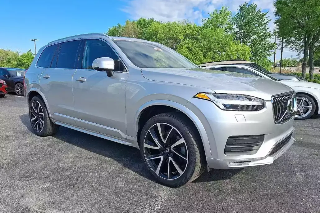 2022 Volvo XC90 T6 AWD Momentum photo 1