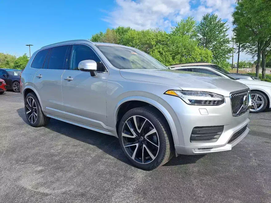 2022 Volvo XC90 T6 AWD Momentum photo 1