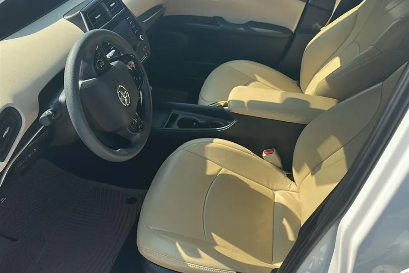 2021 Toyota Prius XLE photo 1