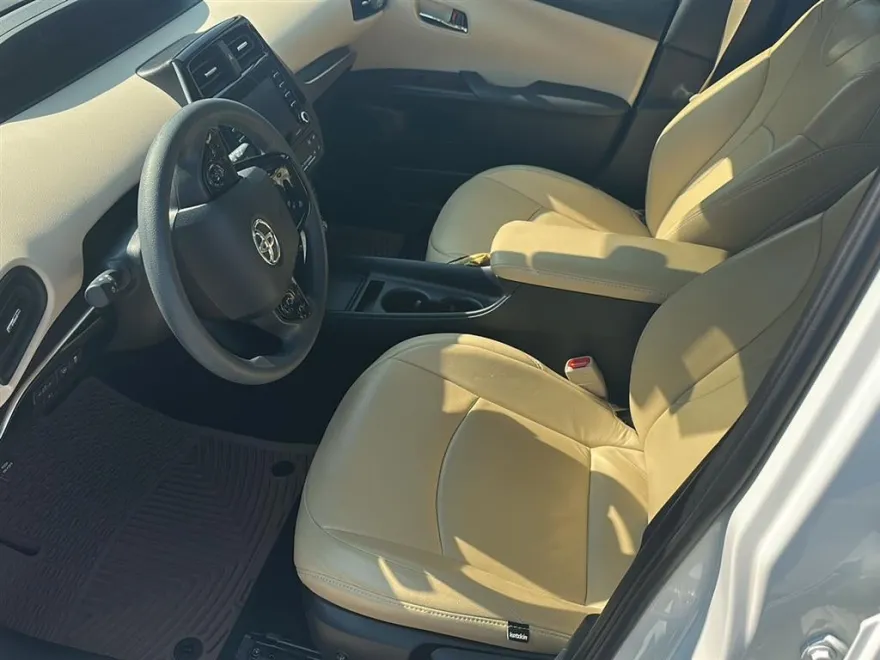 2021 Toyota Prius XLE photo 1