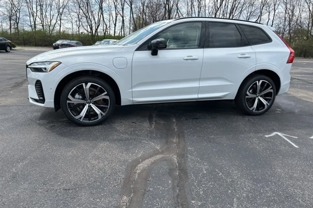 2025 Volvo XC60 T8 photo 1