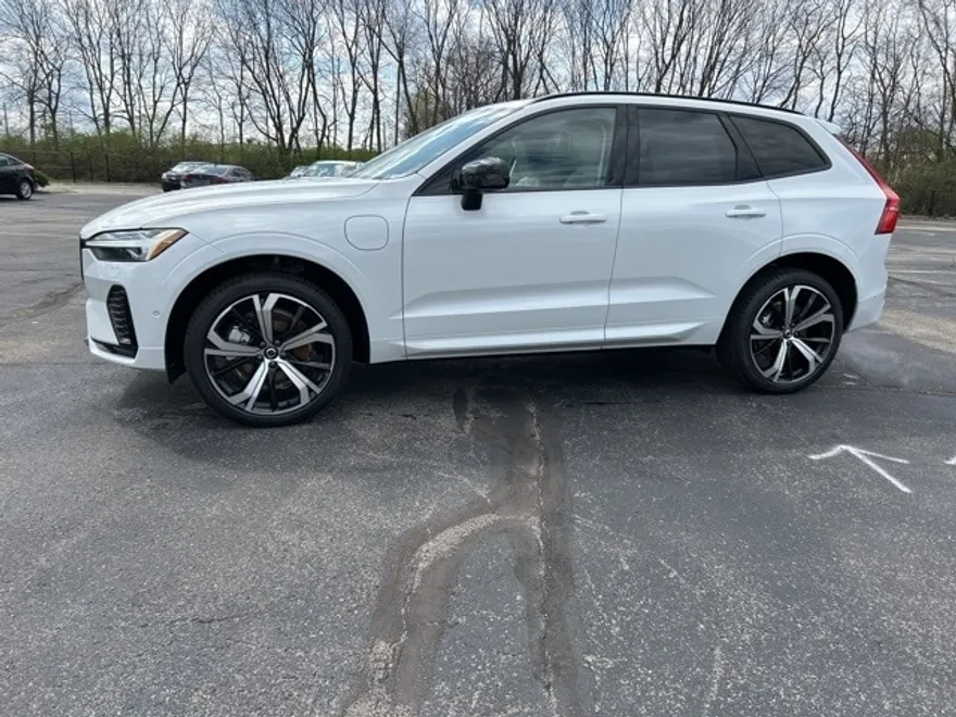 2025 Volvo XC60 T8 photo 1