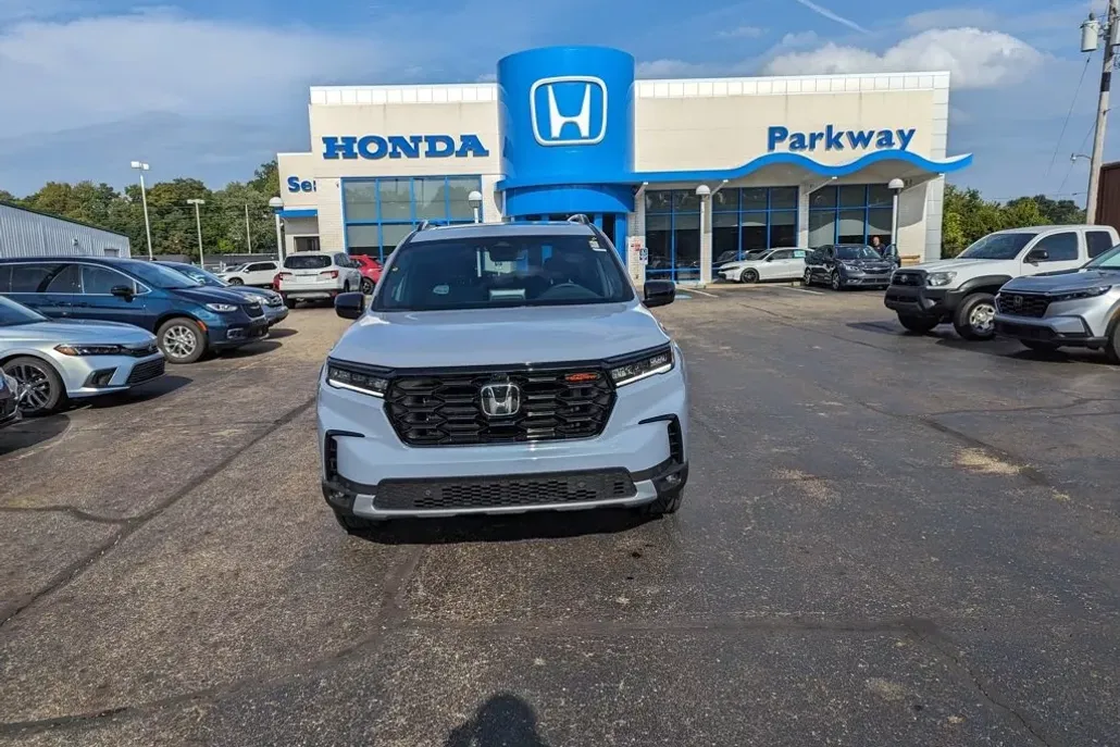 2025 Honda Pilot TrailSport photo 1
