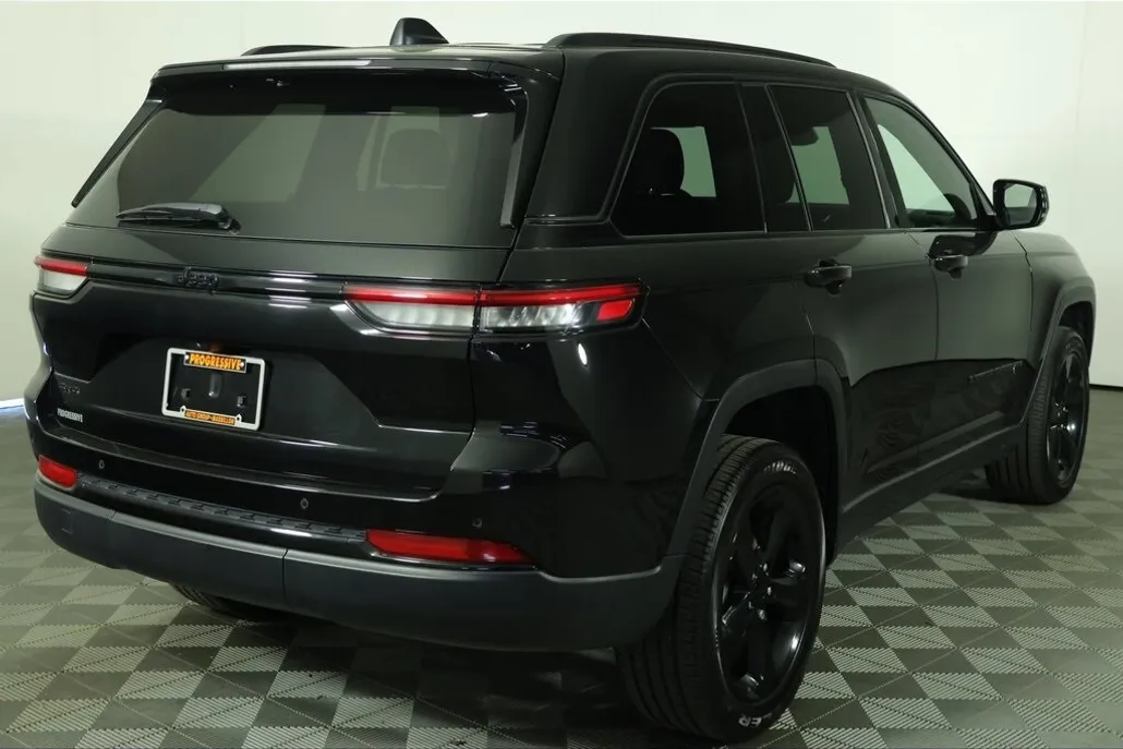 2022 Jeep Grand Cherokee Altitude photo 1