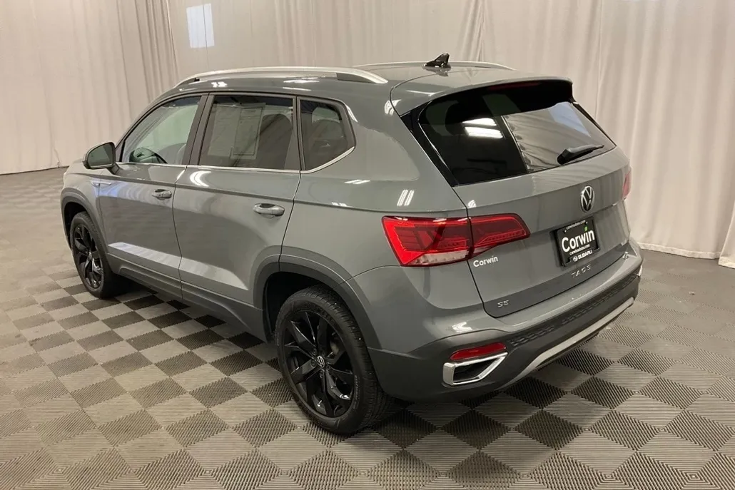 2022 Volkswagen Taos SE photo 1