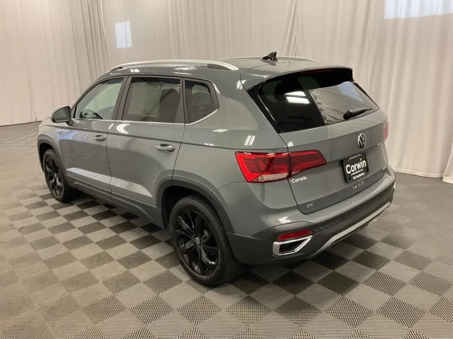 2022 Volkswagen Taos SE photo 1