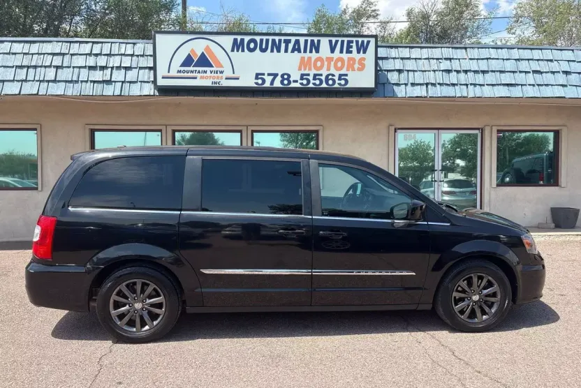 2016 Chrysler Town & Country S photo 1