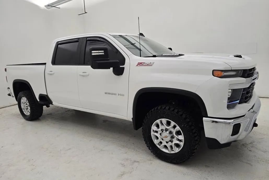 2024 Chevrolet Silverado 2500HD LT photo 1