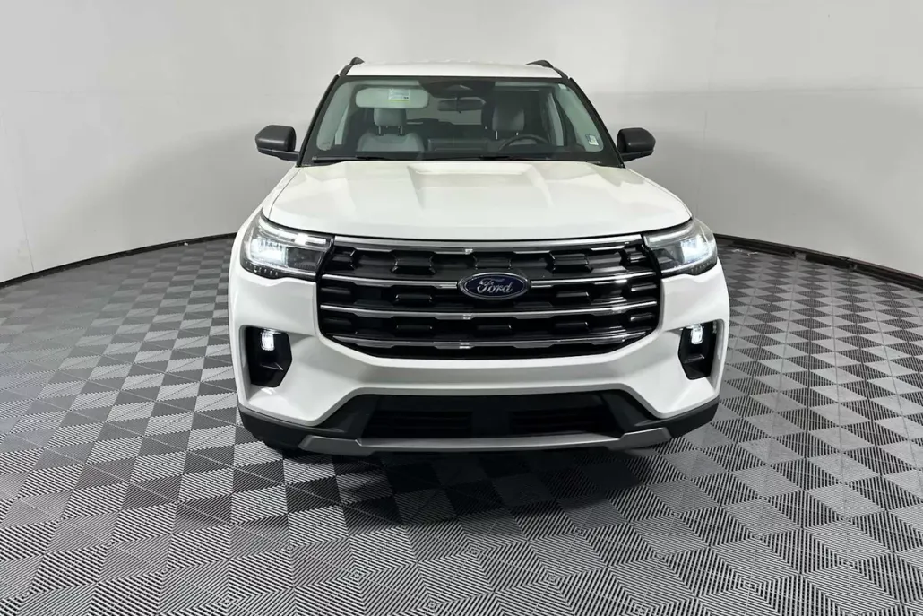 2025 Ford Explorer photo 1