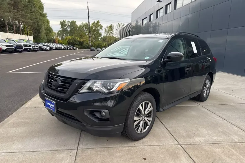 2018 Nissan Pathfinder SV photo 1
