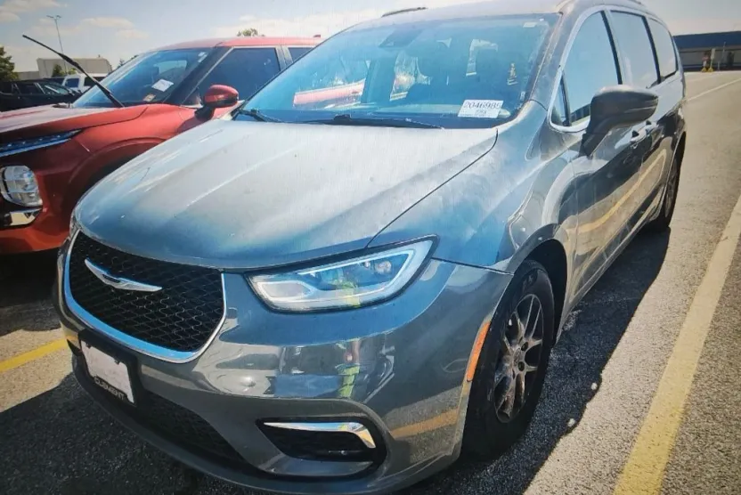 2022 Chrysler Pacifica Touring L photo 1