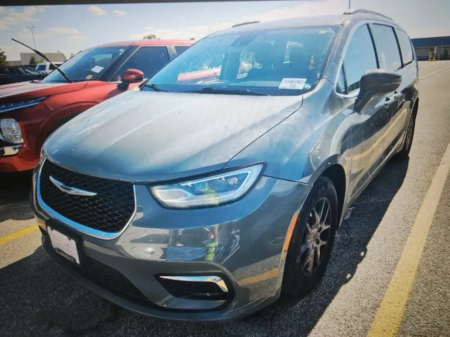 2022 Chrysler Pacifica Touring L photo 1
