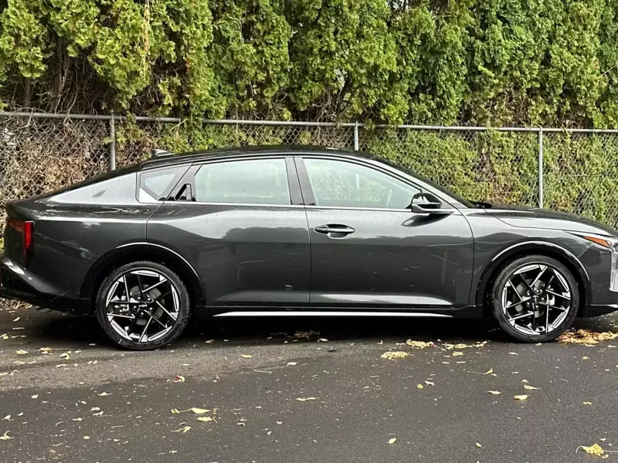 2025 Kia K4 GT-Line photo 1