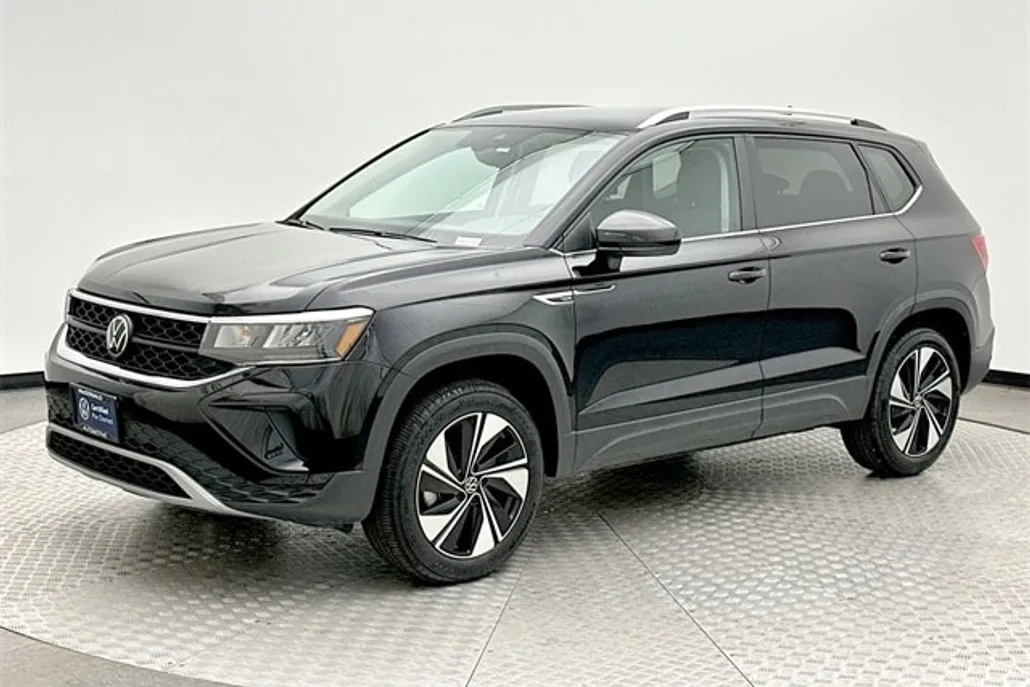 2024 Volkswagen Taos SE photo 1