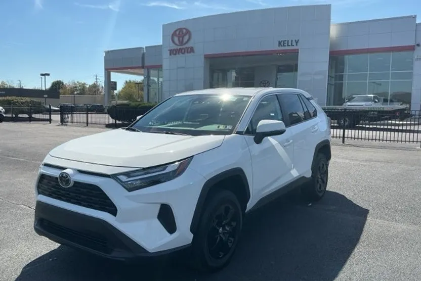 2023 Toyota RAV4 LE photo 1