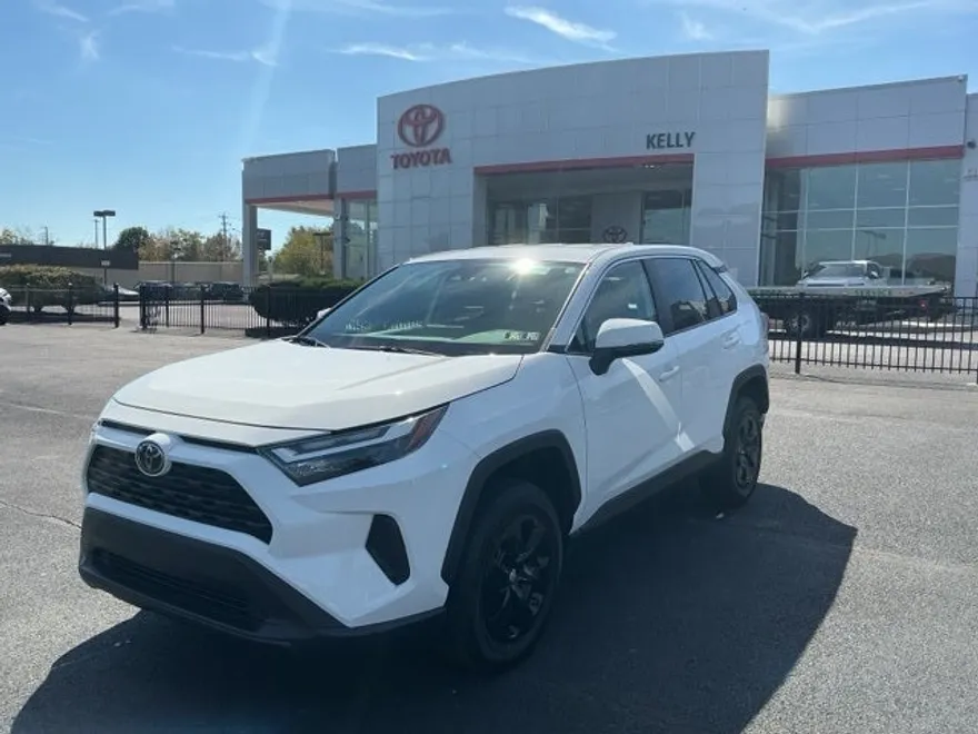 2023 Toyota RAV4 LE photo 1
