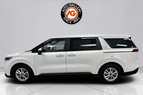2024 Kia Carnival LX photo 3