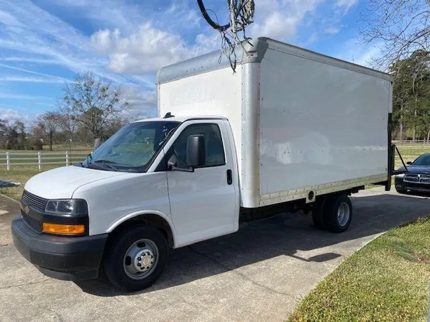 2018 Chevrolet Express Cutaway photo 1
