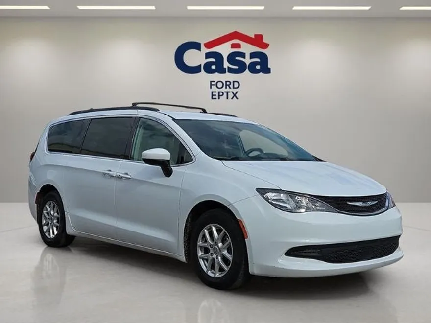 2021 Chrysler Voyager LXi photo 1