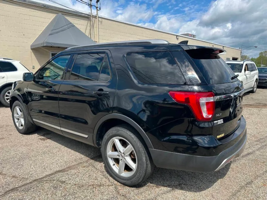 2016 Ford Explorer XLT photo 1