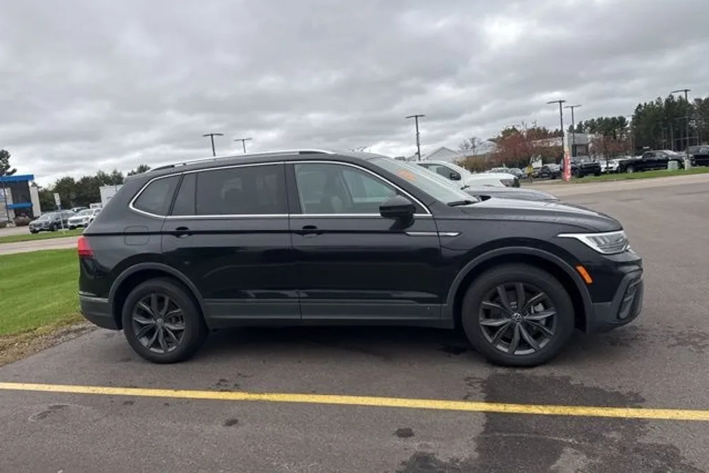 2023 Volkswagen Tiguan SE photo 1