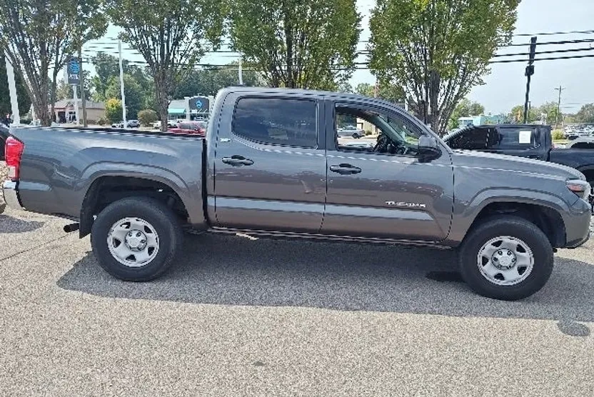 2016 Toyota Tacoma SR5 photo 1