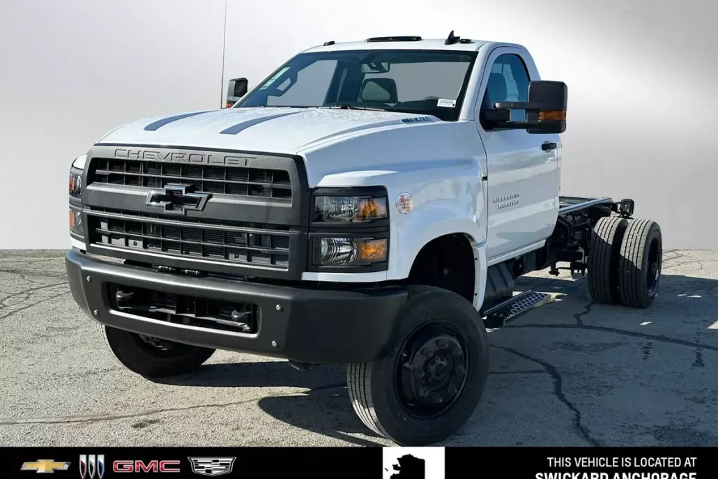 2024 Chevrolet Silverado 5500HD LT photo 1