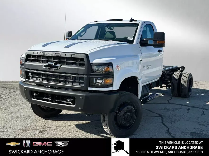 2024 Chevrolet Silverado 5500HD LT photo 1