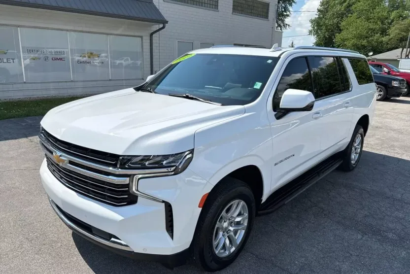 2022 Chevrolet Suburban LT photo 1