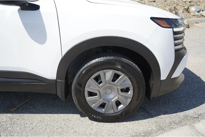 2025 Nissan Kicks S photo 1