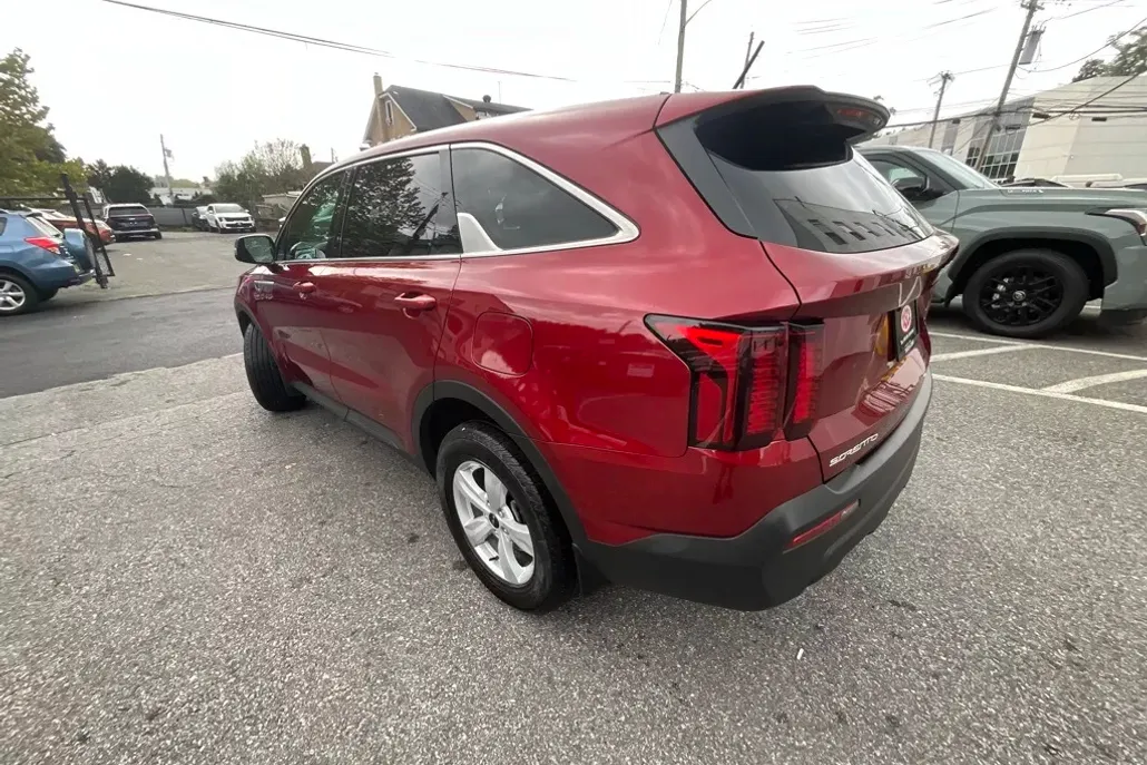 2023 Kia Sorento LX photo 1