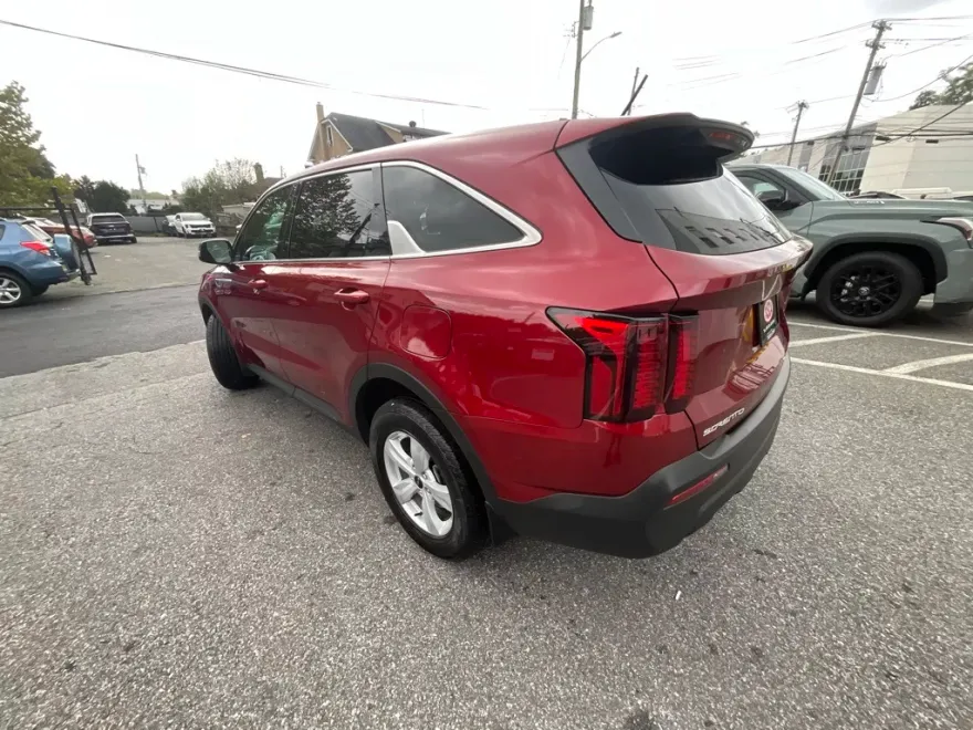 2023 Kia Sorento LX photo 1