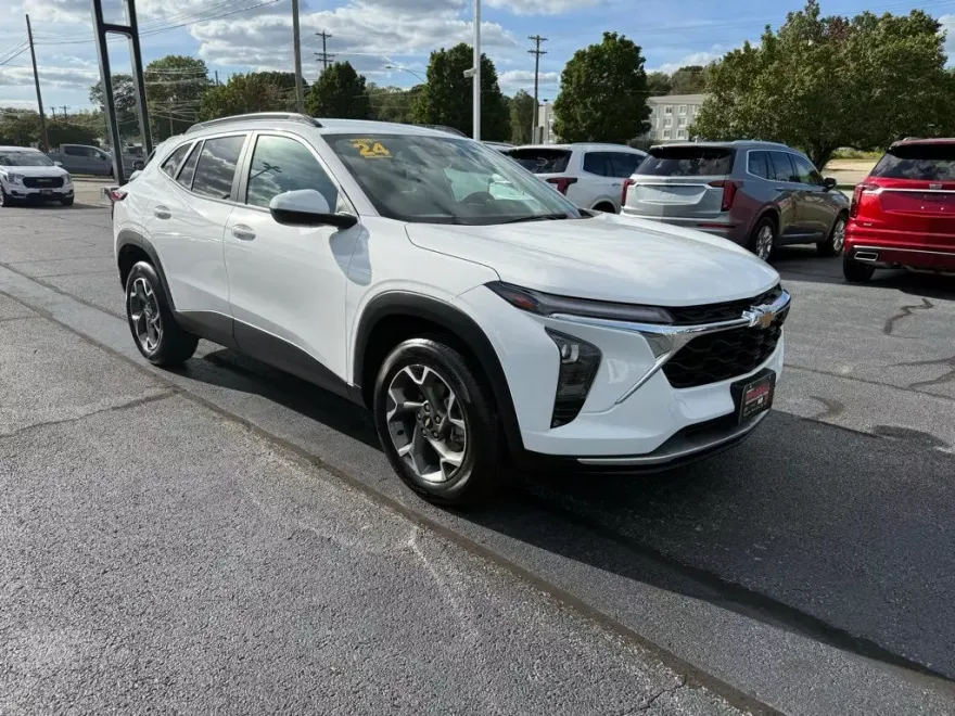 2024 Chevrolet Trax LT photo 1