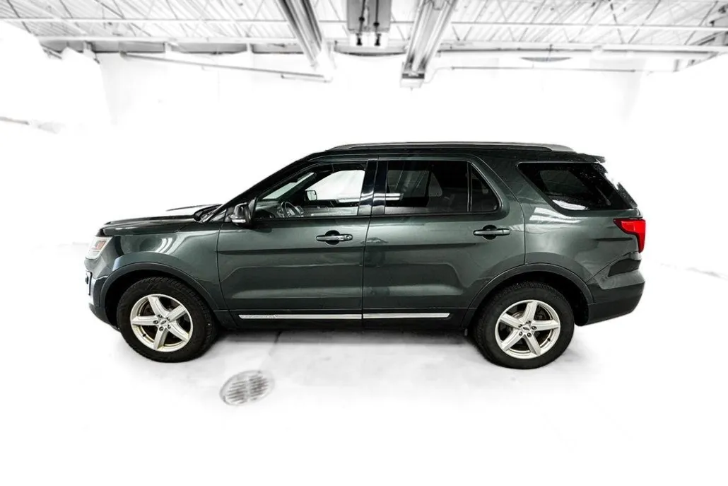 2016 Ford Explorer XLT photo 1