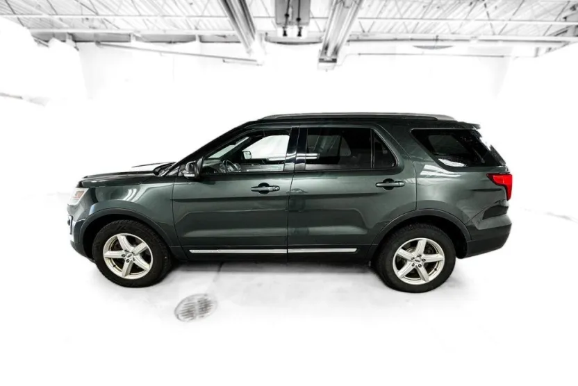 2016 Ford Explorer XLT photo 1