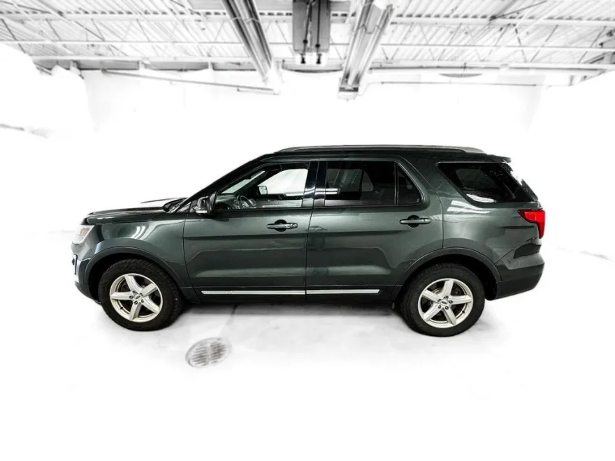 2016 Ford Explorer XLT photo 1