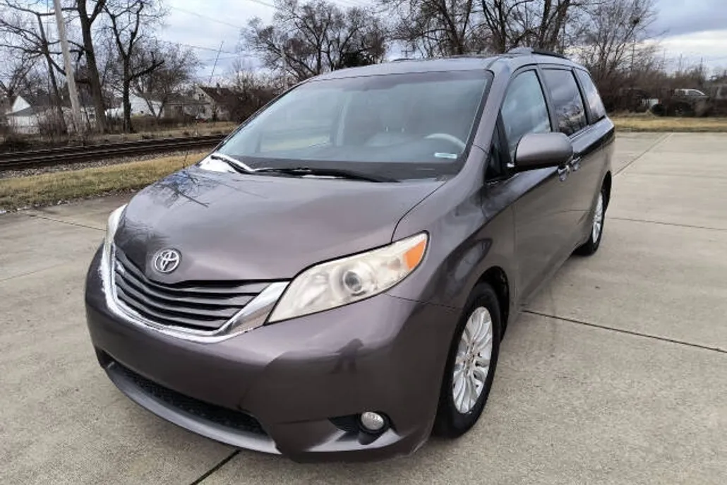 2012 Toyota Sienna XLE photo 1