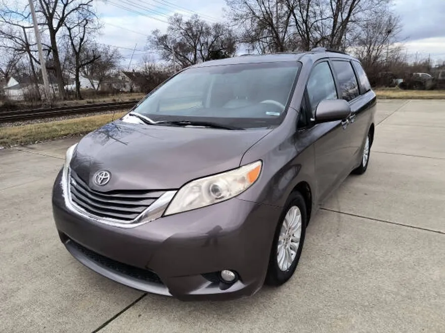 2012 Toyota Sienna XLE photo 1